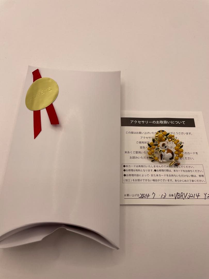 ヴァンドームブティックミモザに囲まれたネコ猫ねこのピンバッジ新品未使用アクセサリ
