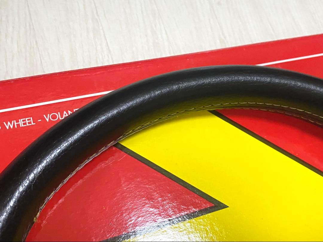 MOMO VELOCE RACING 320mm ステアリング