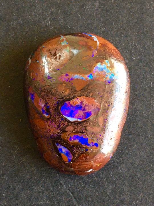幻想的なボルダーオパールの原石