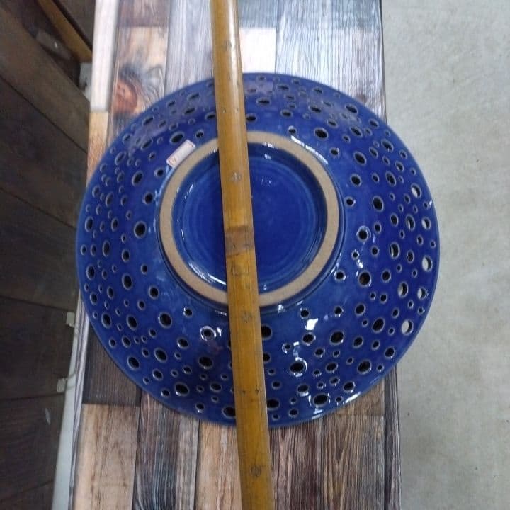 青い穴あきボウル