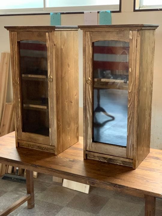 アンティーク風　ツインガラスキャビネット