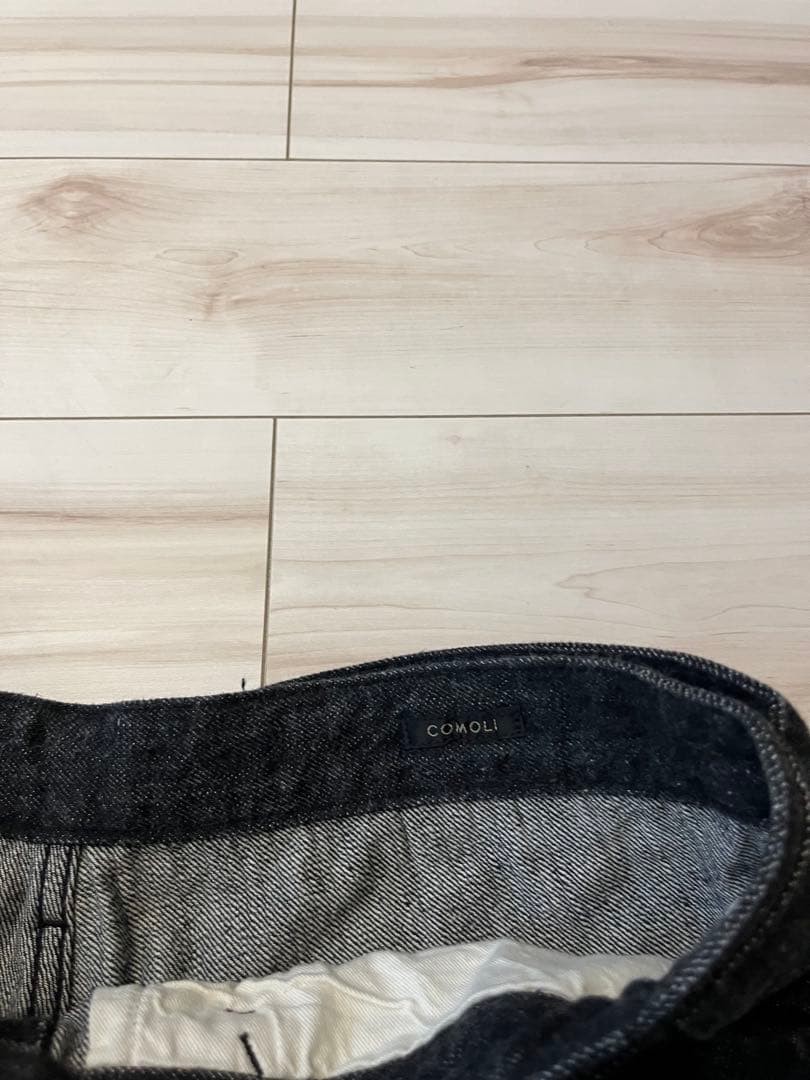 comoli コモリ ベルテッドデニムパンツ　ブラックエクリュ