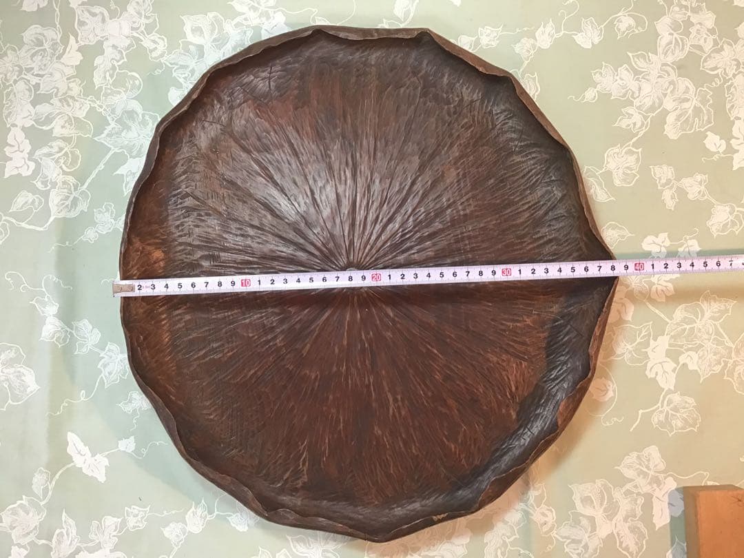 木製トレー　彫刻模様　葉型盆　大皿　木彫蓮の葉？ (120)