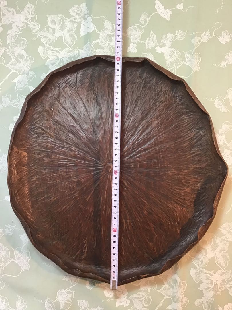 木製トレー　彫刻模様　葉型盆　大皿　木彫蓮の葉？ (120)