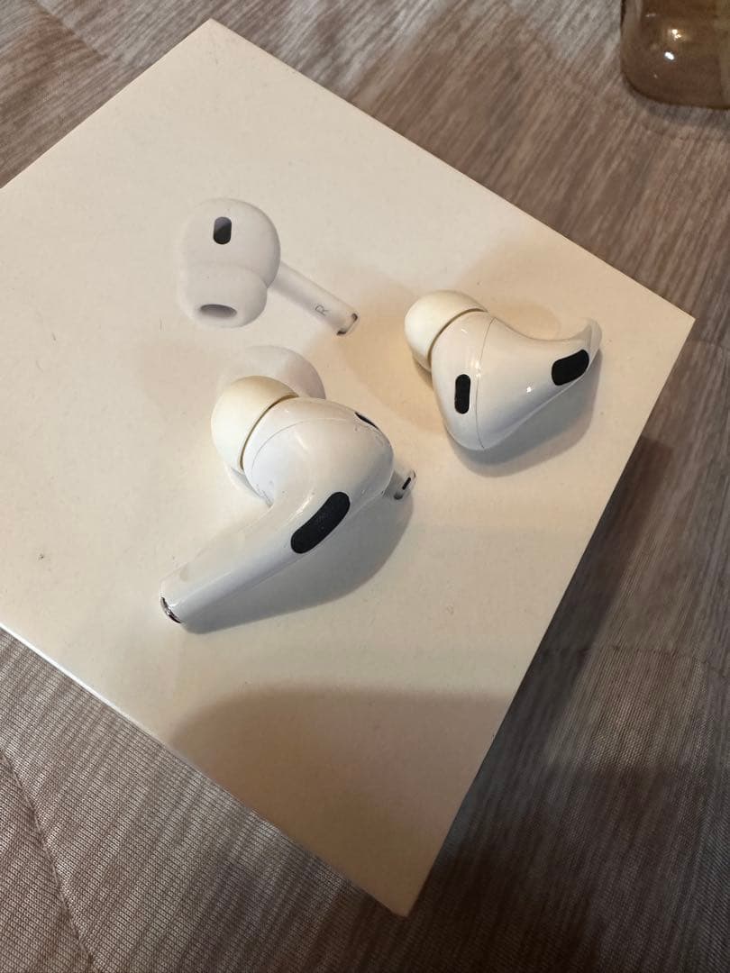 AirPods Pro 2 本体 充電ケース付き　箱付き。