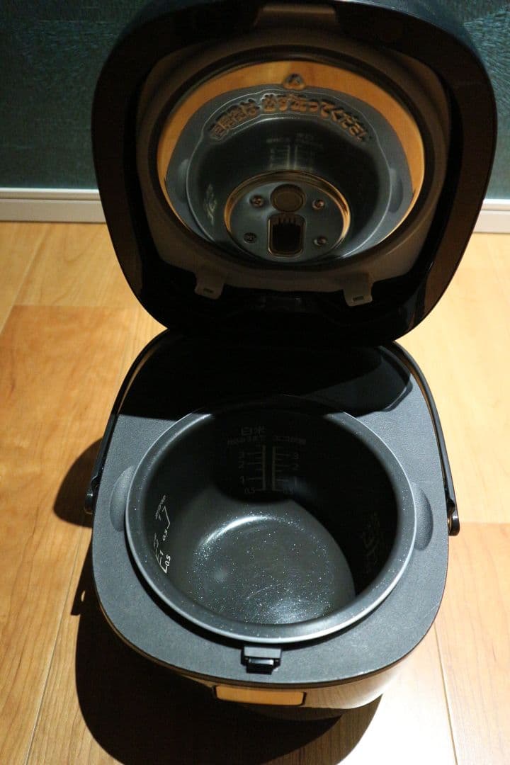 2025年製　Panasonic IHジャー炊飯器 SR-KT060-K