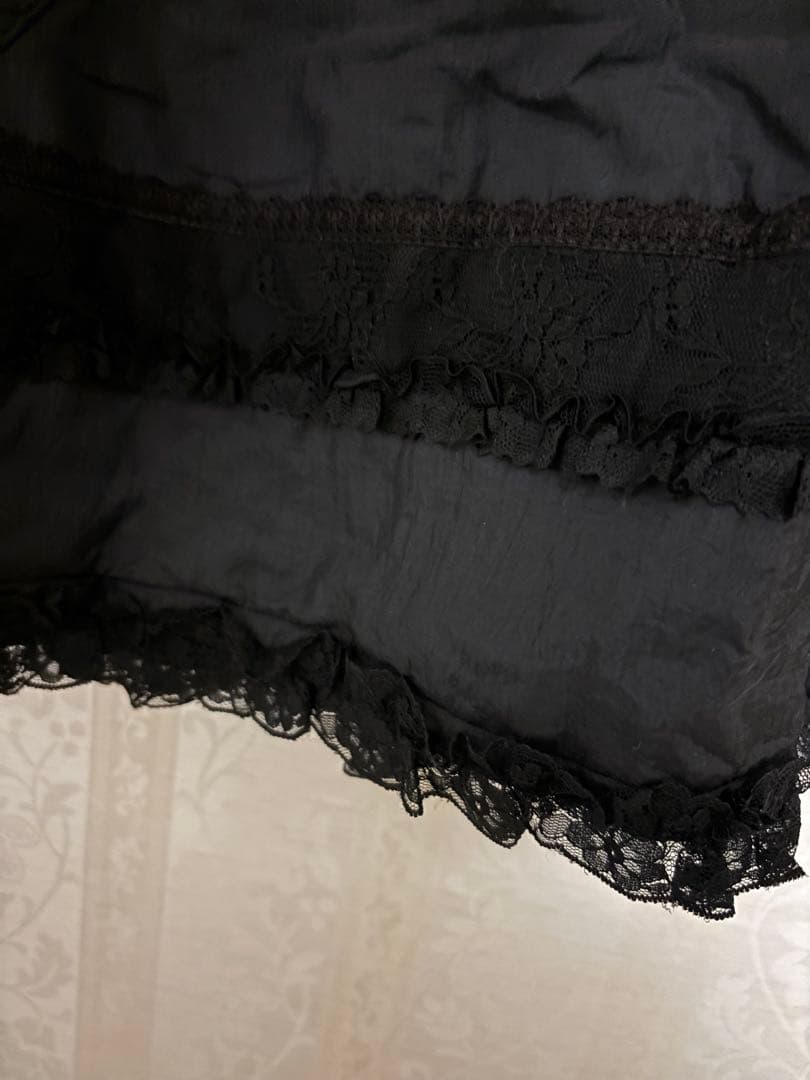 ピアリマーマ　フリル付き黒エプロン