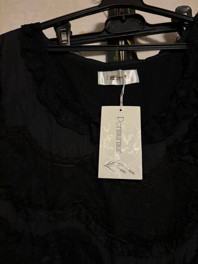 ピアリマーマ　フリル付き黒エプロン