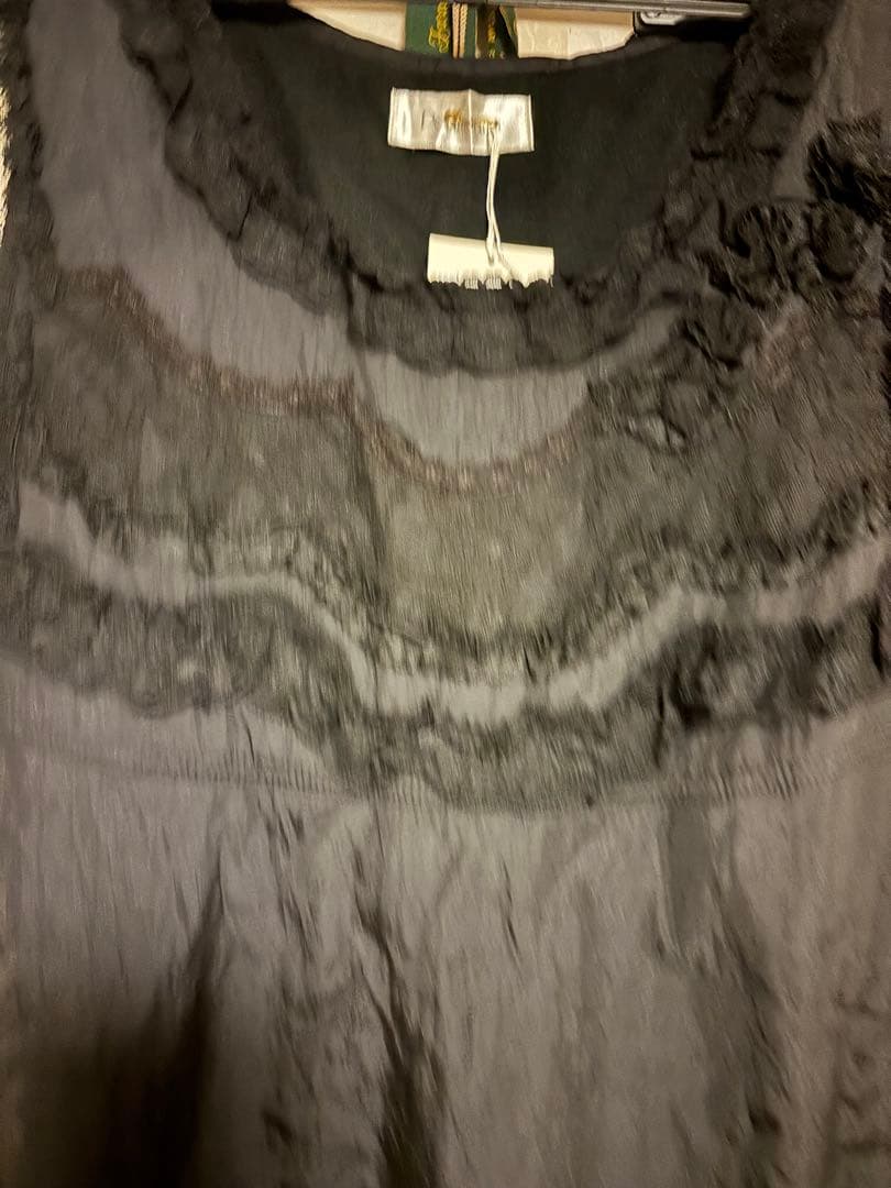 ピアリマーマ　フリル付き黒エプロン