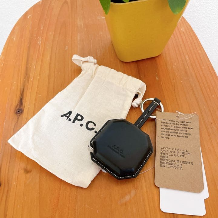 【新品未使用】A.P.C. テープメジャー 定価2万 黒 ロゴ キーホルダー
