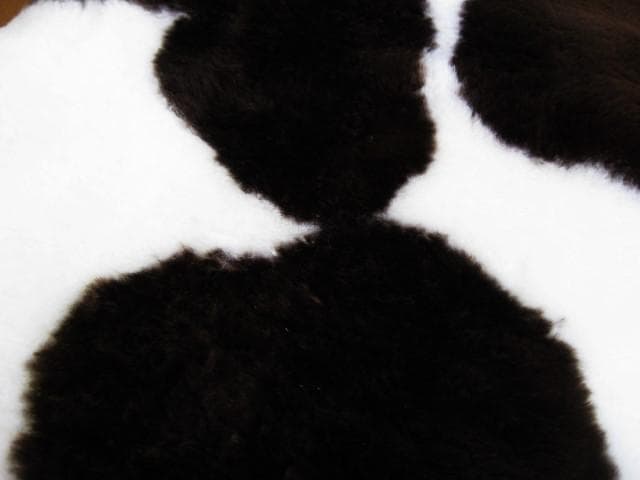最終お値下げ～ブチ柄ムートンラグ（スリッパなし）　世界に一つ　玄関やソファーにも