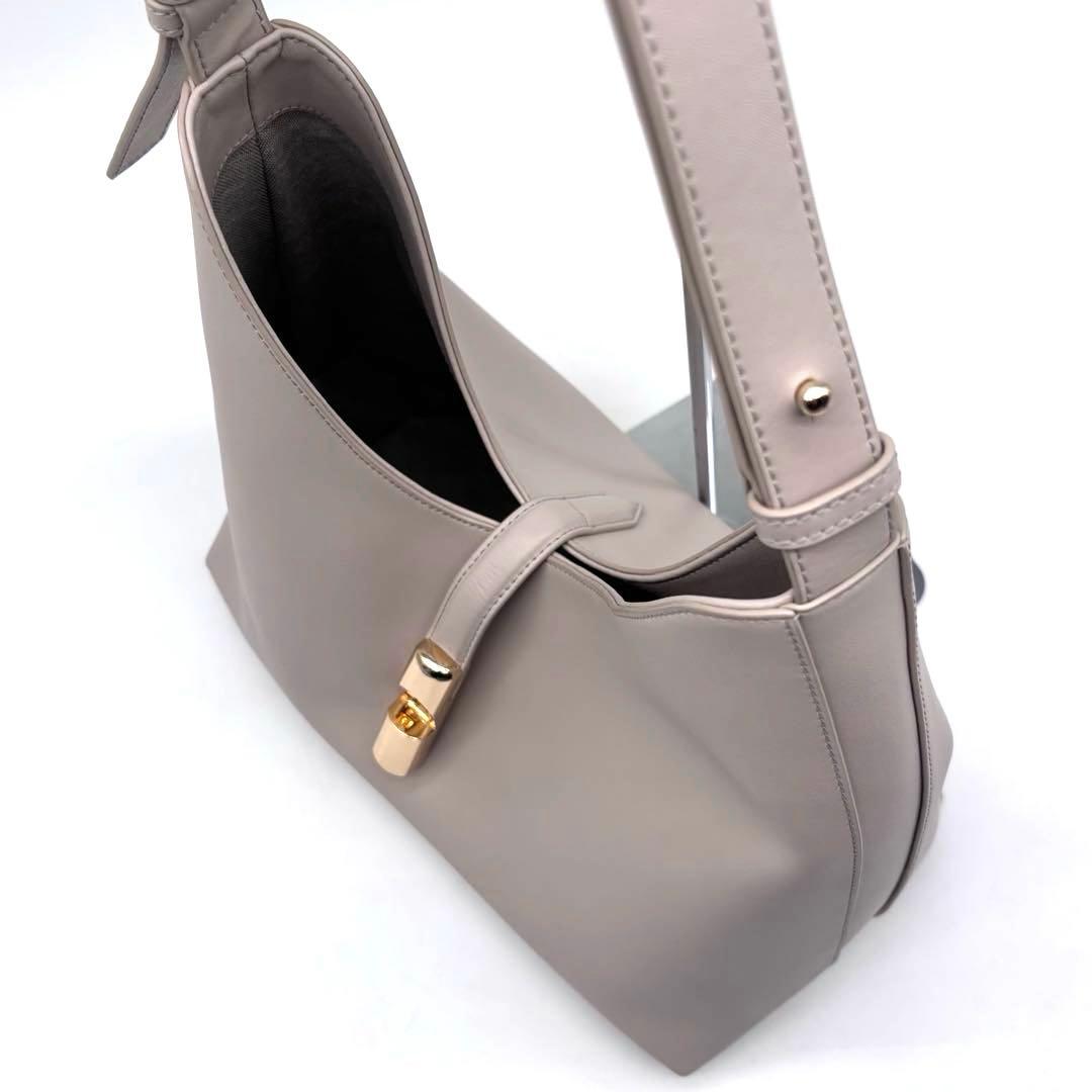 ✨未使用級✨現行✨フルラ　ゴッチャ　M　ホーボーバッグ　グレージュ