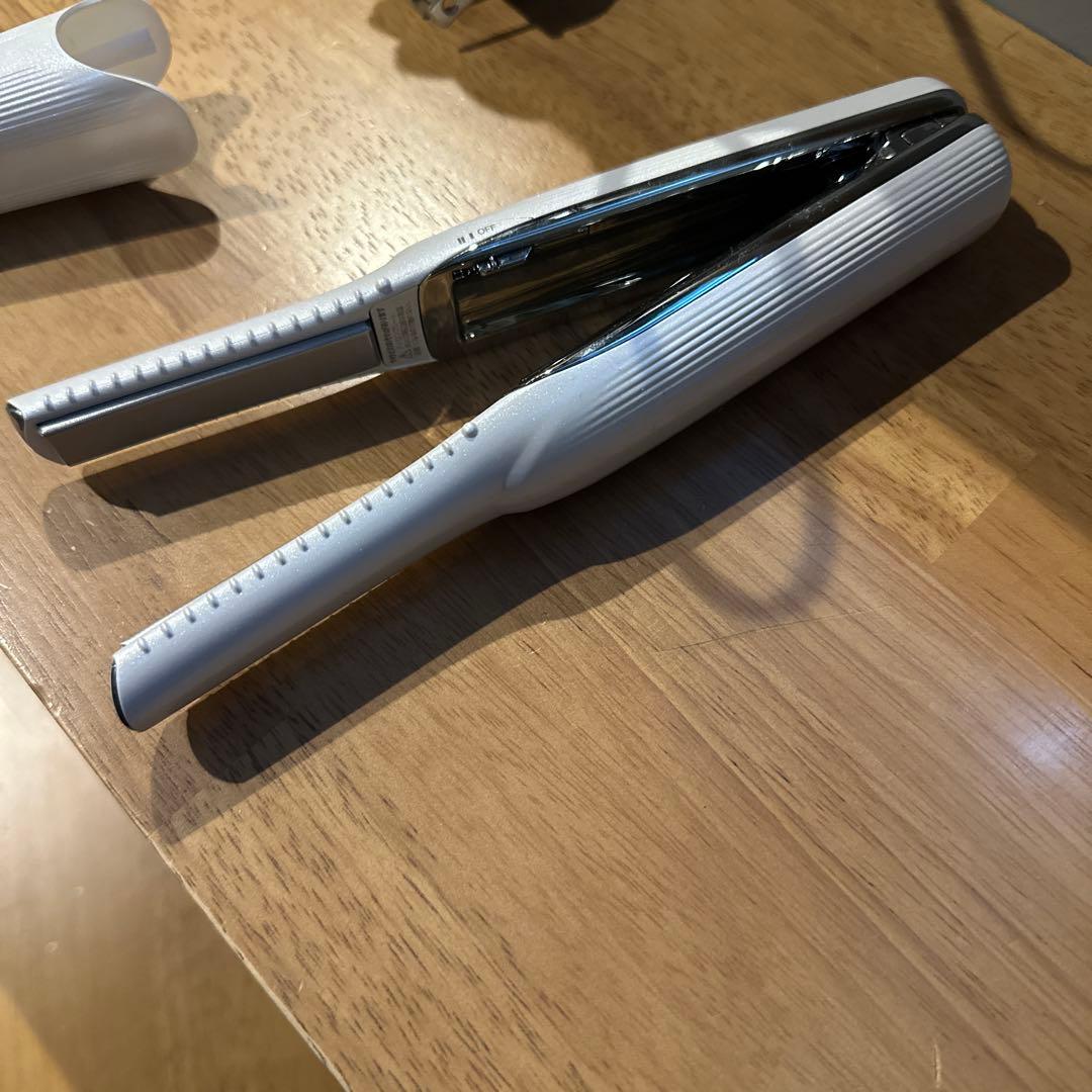 リーファ　ポータブルホワイト ストレートヘアアイロン カバー付き