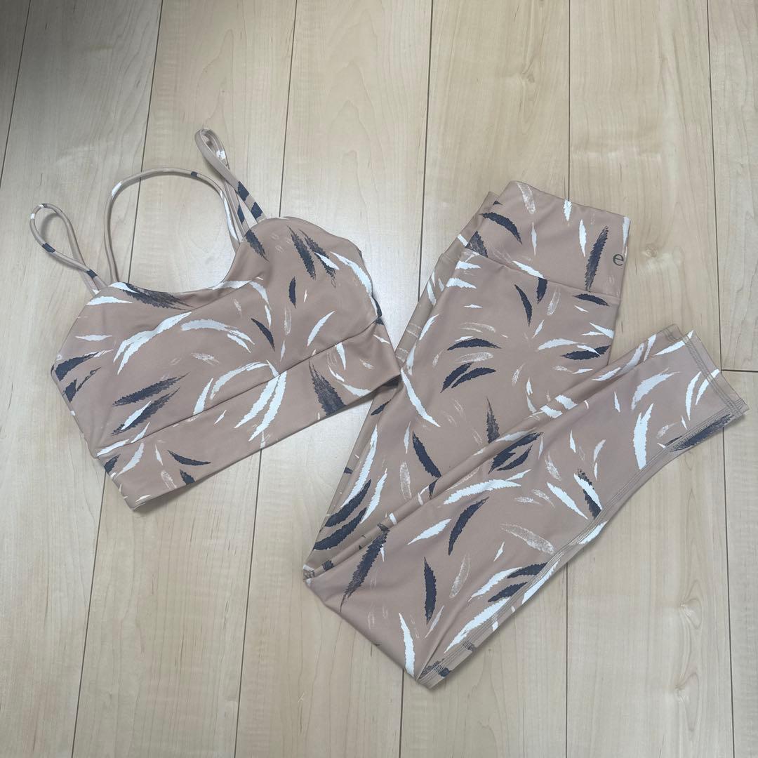 【emmi yoga】leaf柄　セットアップ