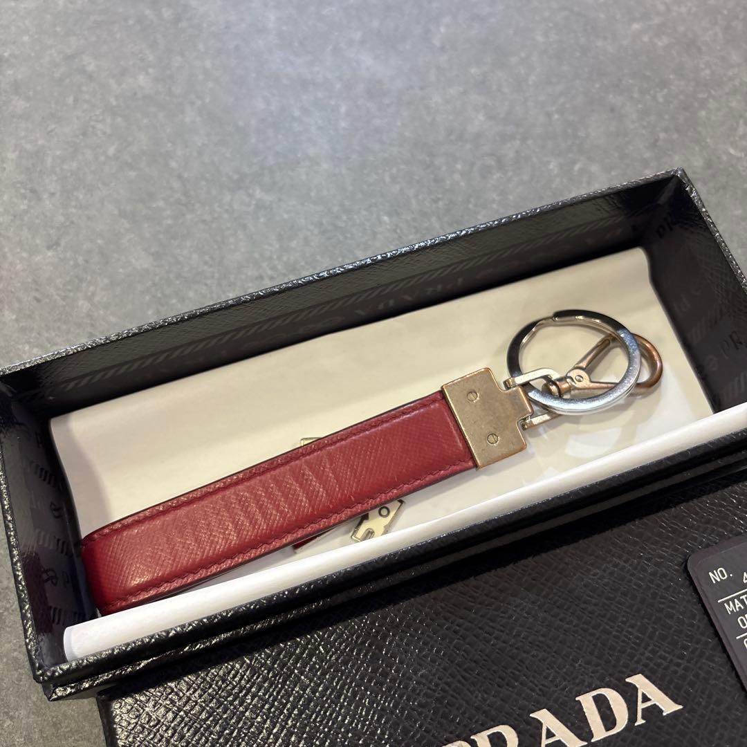 PRADA 赤 レザー キーホルダー