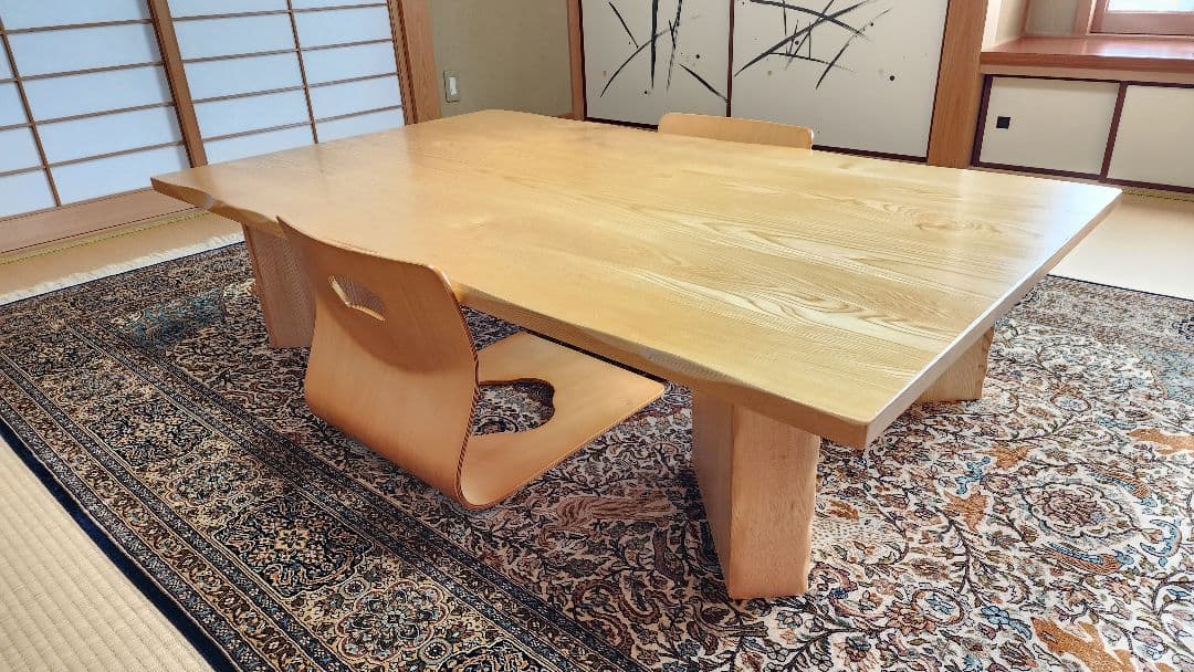 ナチュラルウッドの長方形テーブルと椅子2脚