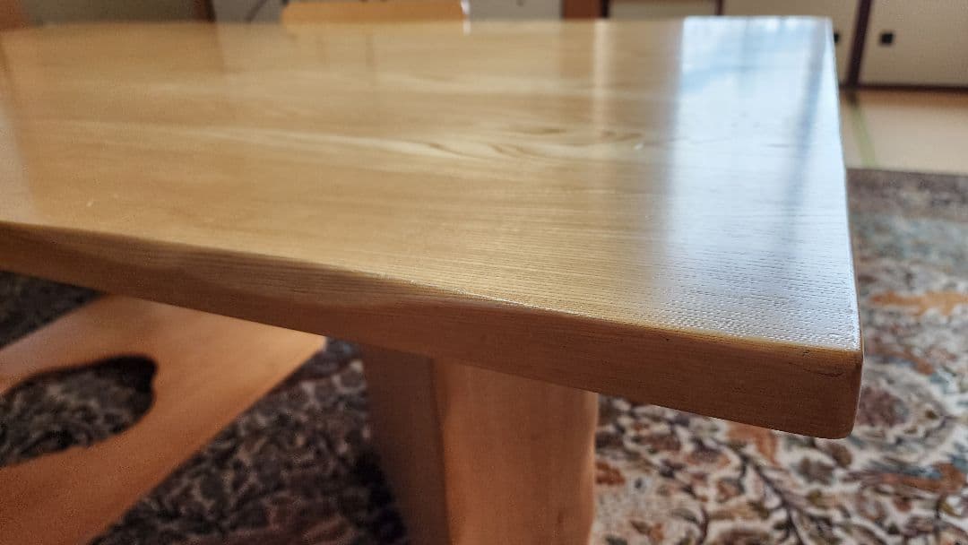 ナチュラルウッドの長方形テーブルと椅子2脚