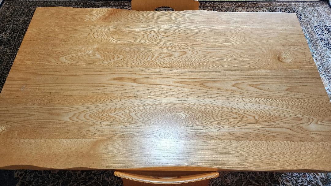 ナチュラルウッドの長方形テーブルと椅子2脚