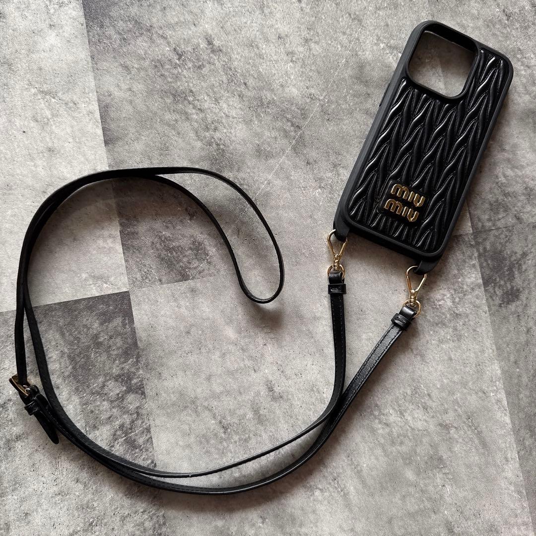 MIU MIU ブラック iPhone15proケース ストラップ付き