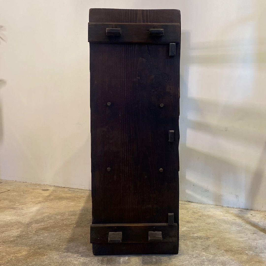 濃い木味の古い飾り棚 四段 アンティーク
