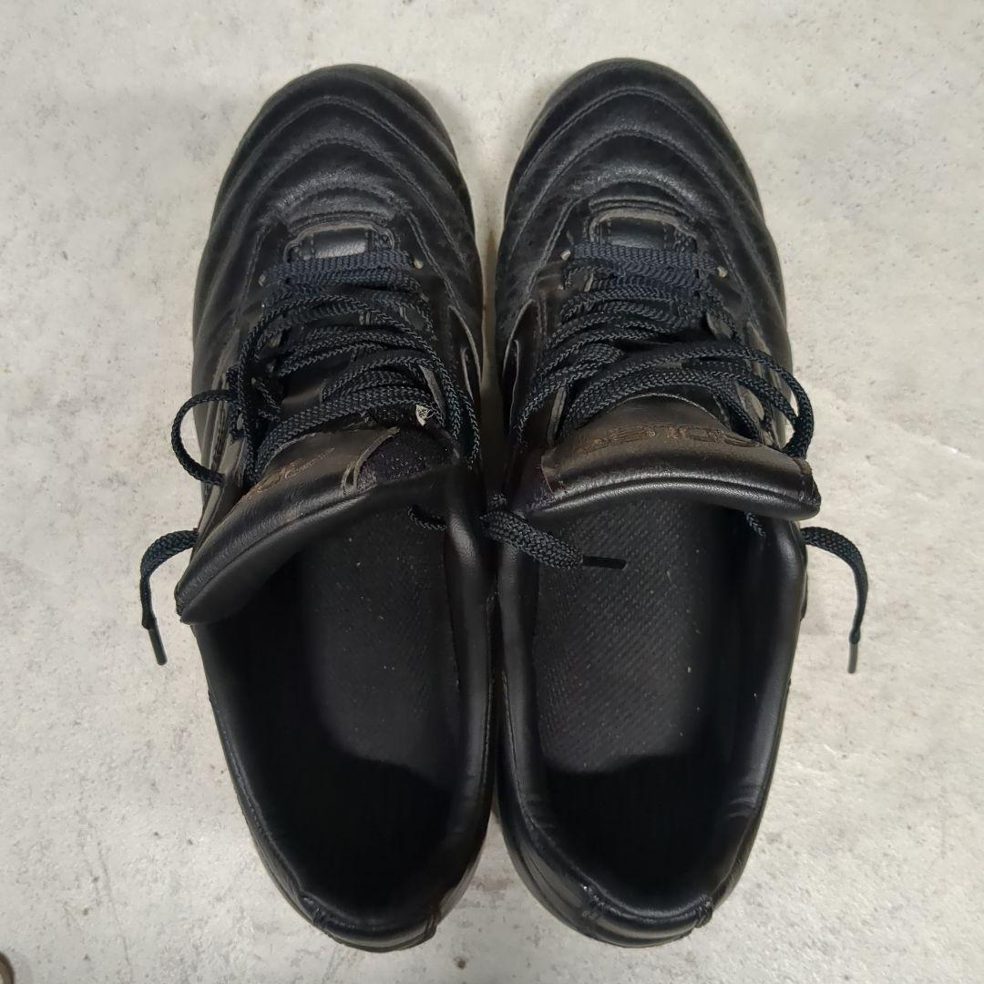 ADLER ブラック サッカーシューズ