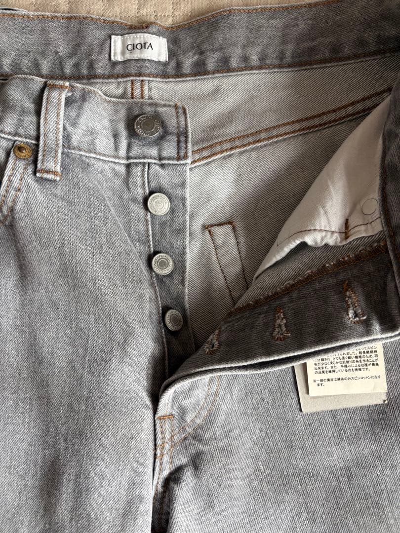 新品タグ付　CIOTA シオタ　デニムストレートパンツ ライトグレー