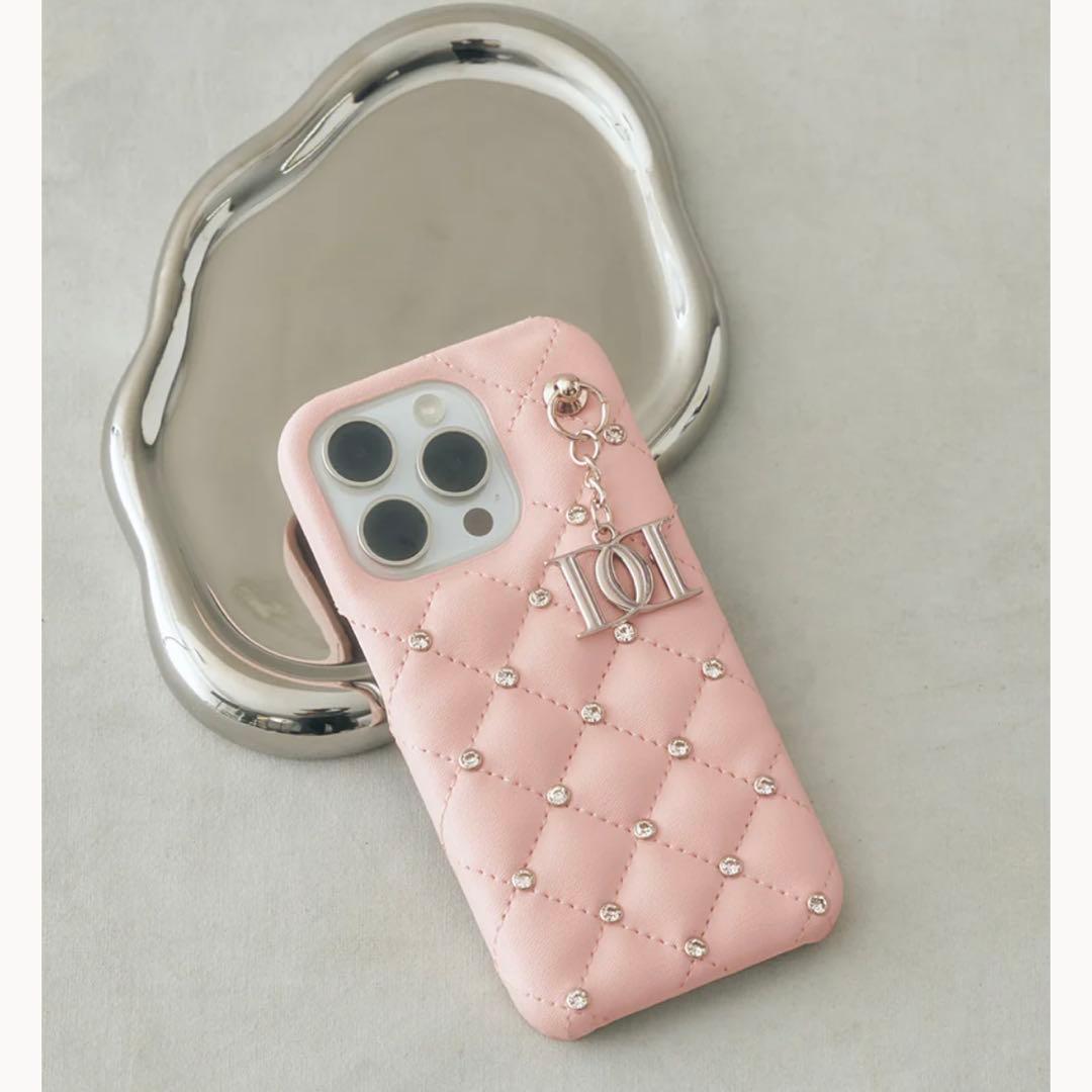 Darich キルティングビジューDDチャームiPhoneケース15Pro ピン