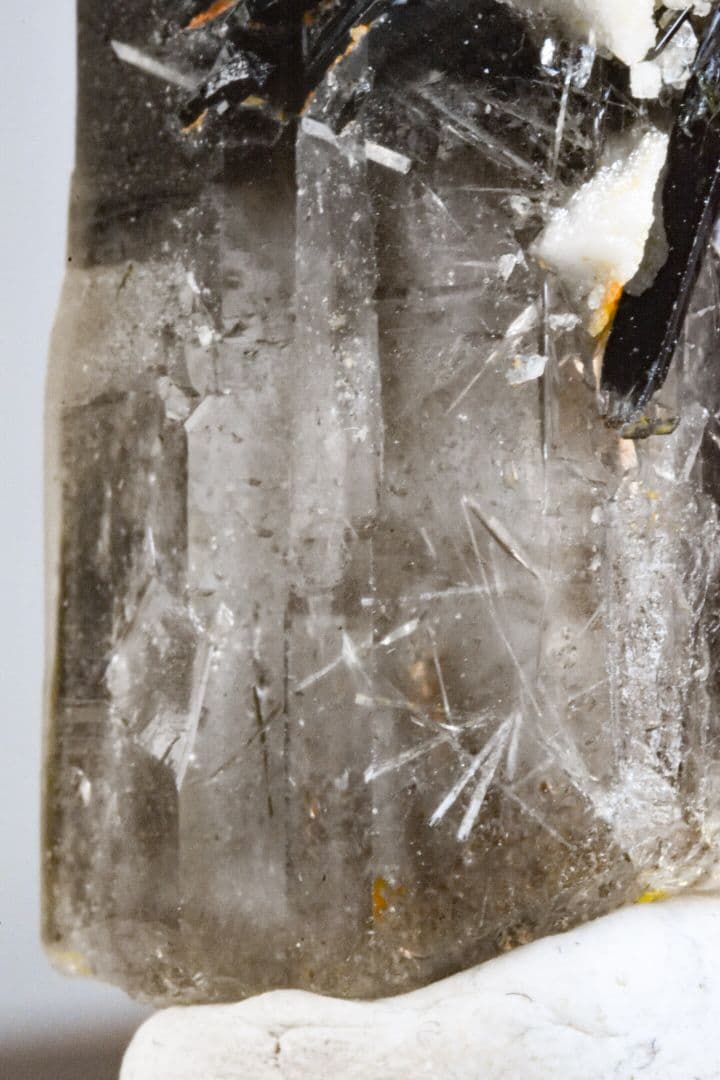 マラウイ産 放射状エジリン付きスモーキークォーツ