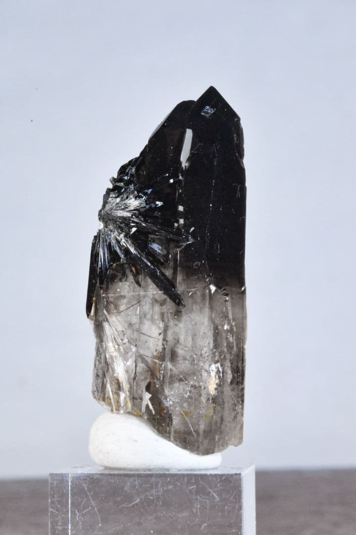 マラウイ産 放射状エジリン付きスモーキークォーツ