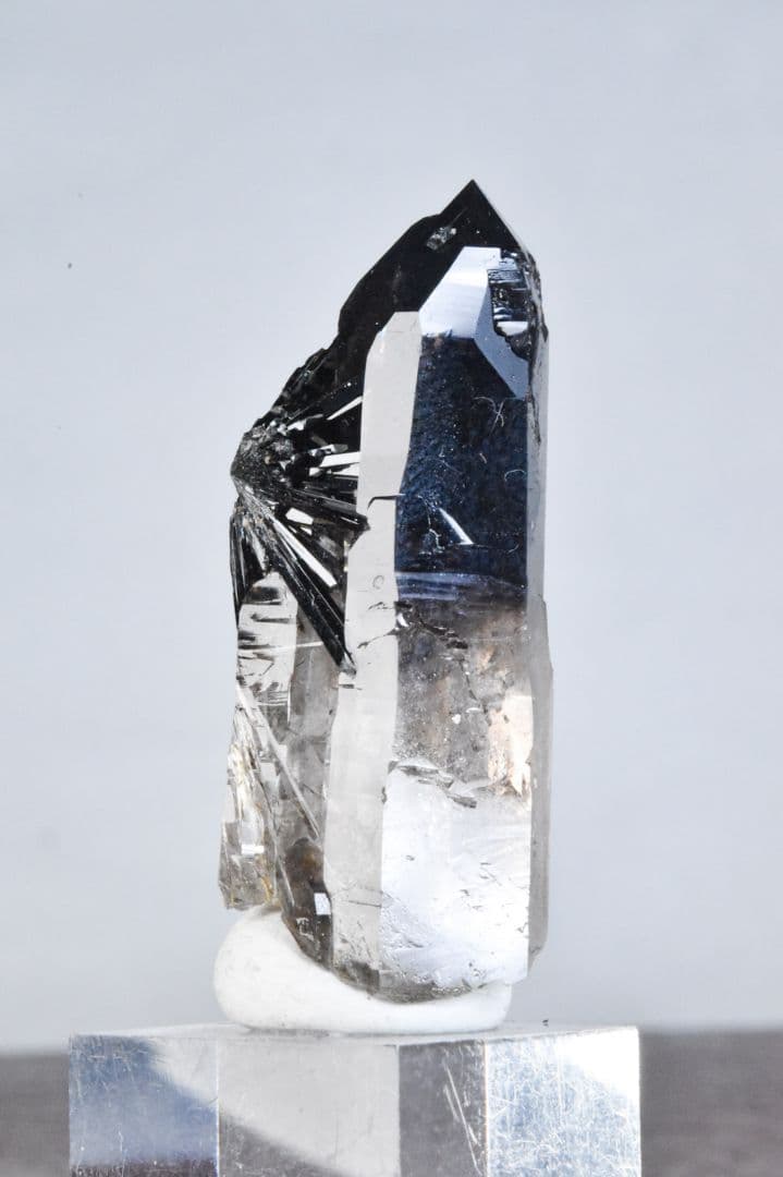 マラウイ産 放射状エジリン付きスモーキークォーツ