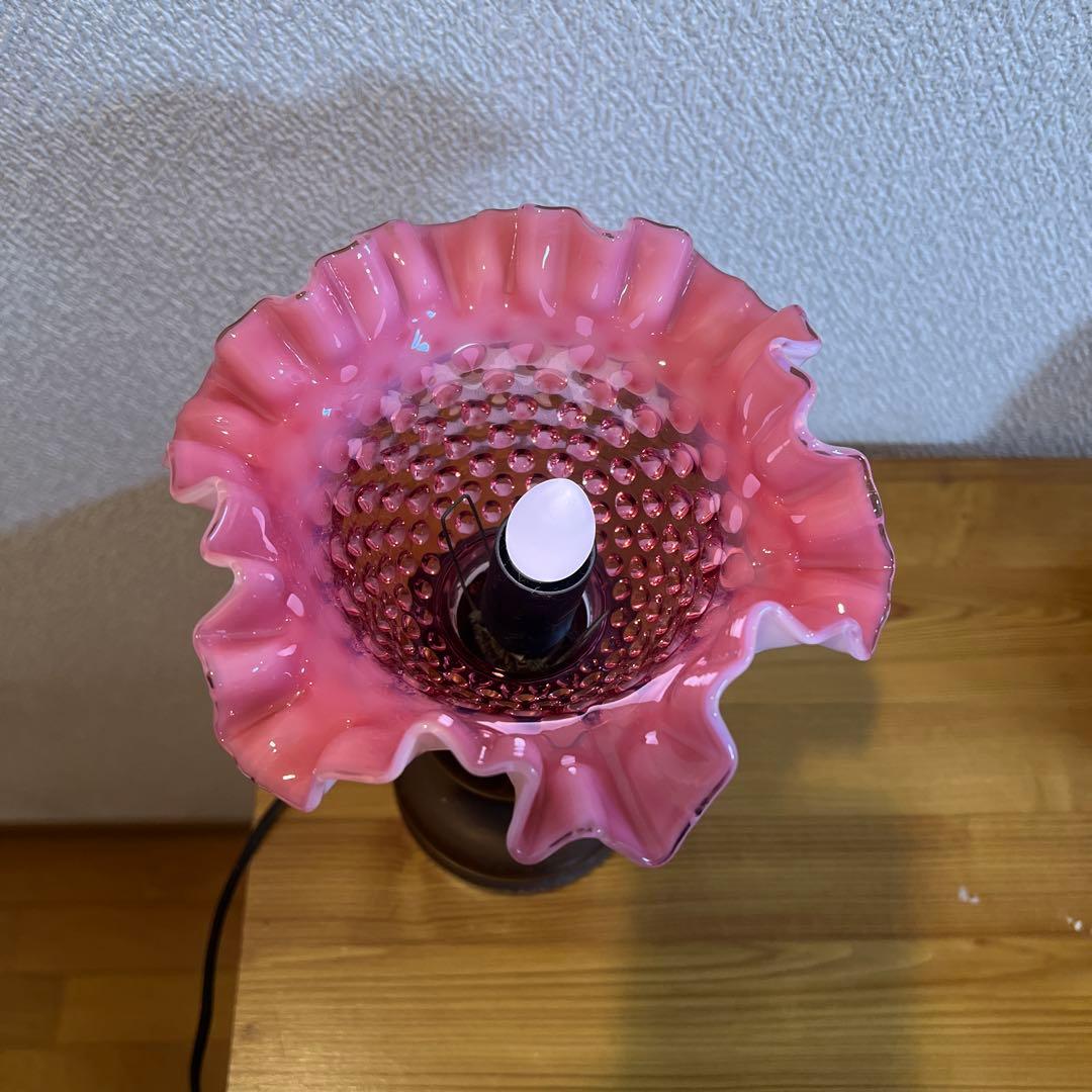 オールドフェントン　ホブネイル/クランベリーオパールセントガラスのテーブルランプ