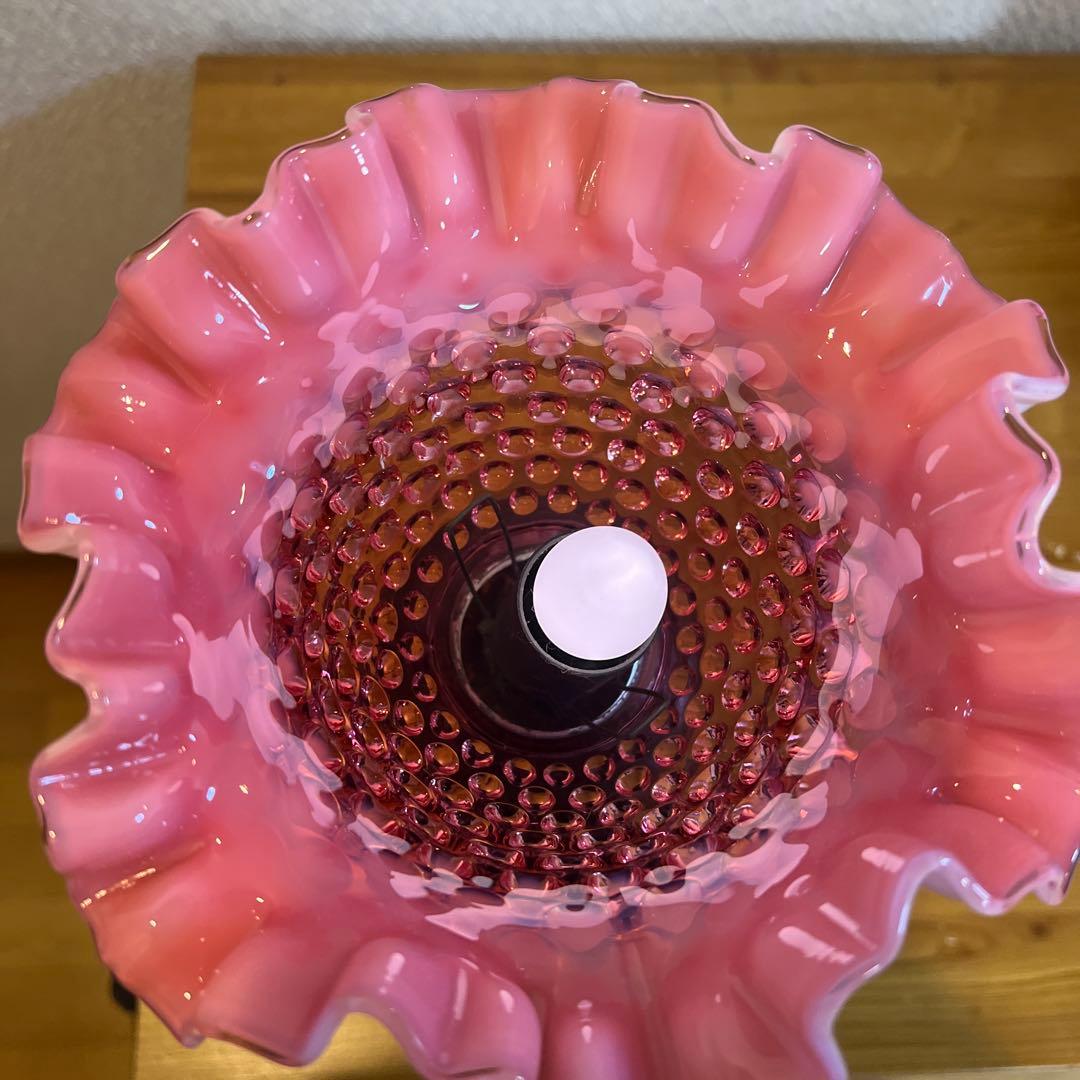 オールドフェントン　ホブネイル/クランベリーオパールセントガラスのテーブルランプ