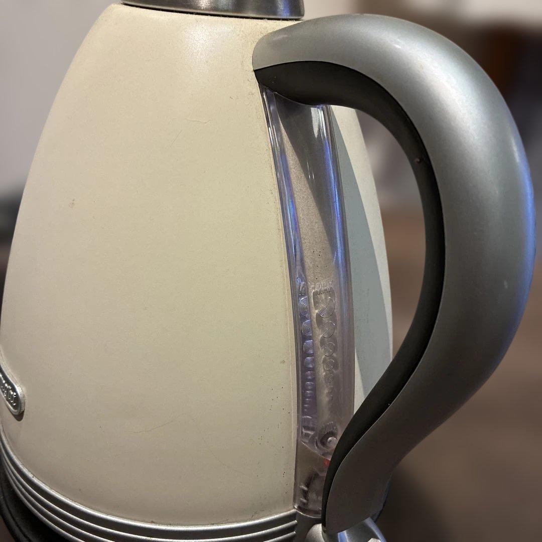 電気ケトル ホワイト シルバーデロンギ　DELONGHI レトロ インテリア