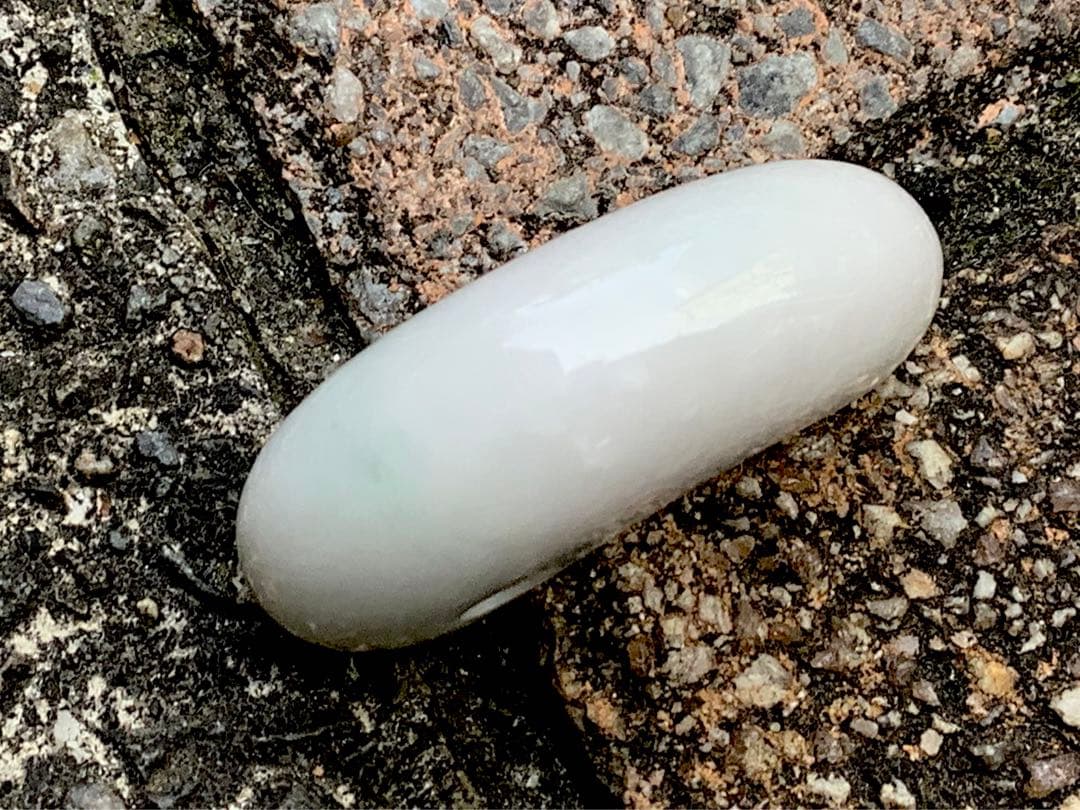 ✳30万円以上します‼️極上色彩　糸魚川翡翠ジェダイト勾玉　外部鑑定機関の鑑別書付