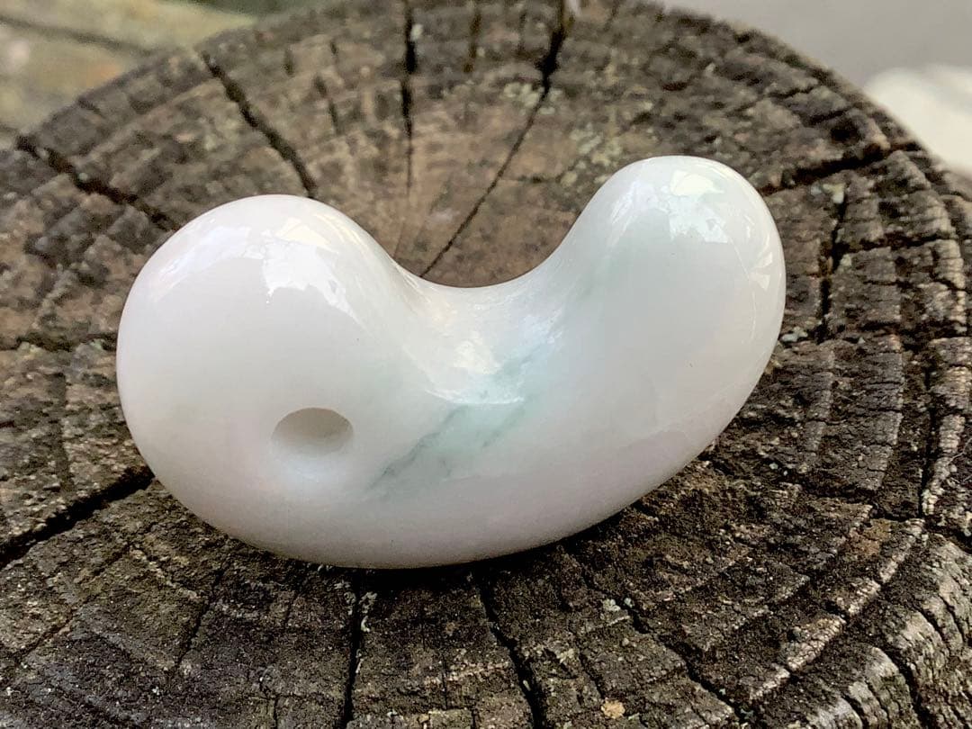 ✳30万円以上します‼️極上色彩　糸魚川翡翠ジェダイト勾玉　外部鑑定機関の鑑別書付