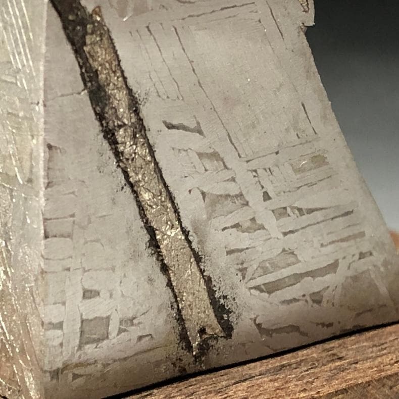 隕石 鉄隕石　アルタイ隕石　原皮付き　ナチュラル　原石　重さ約93ｇ　台付き