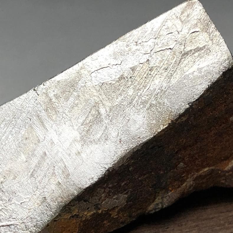 隕石 鉄隕石　アルタイ隕石　原皮付き　ナチュラル　原石　重さ約93ｇ　台付き