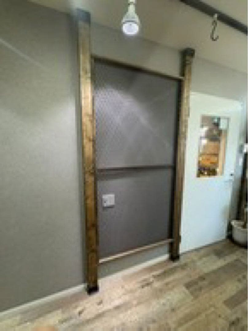 木製メッシュパネル壁掛けシェルフ