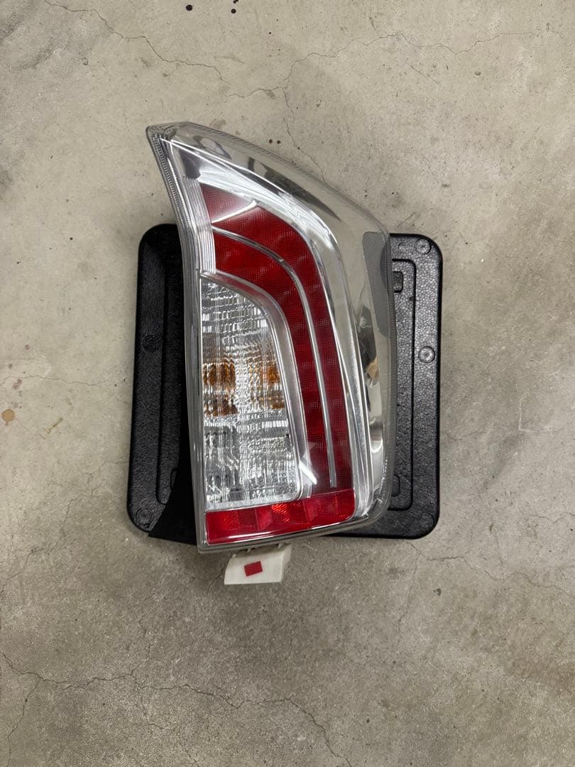 プリウス　テールランプ 左右セット