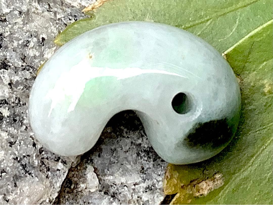 ✳緑混じりの氷肌*アイスジェイド　糸魚川翡翠勾玉　御守りに‼️鑑別書付本物を‼️