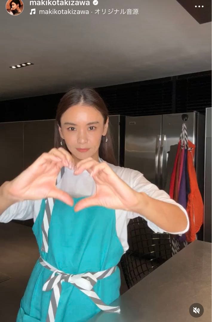 タキマキ　滝沢眞規子さん　ターコイズ エプロン ストライプリボン