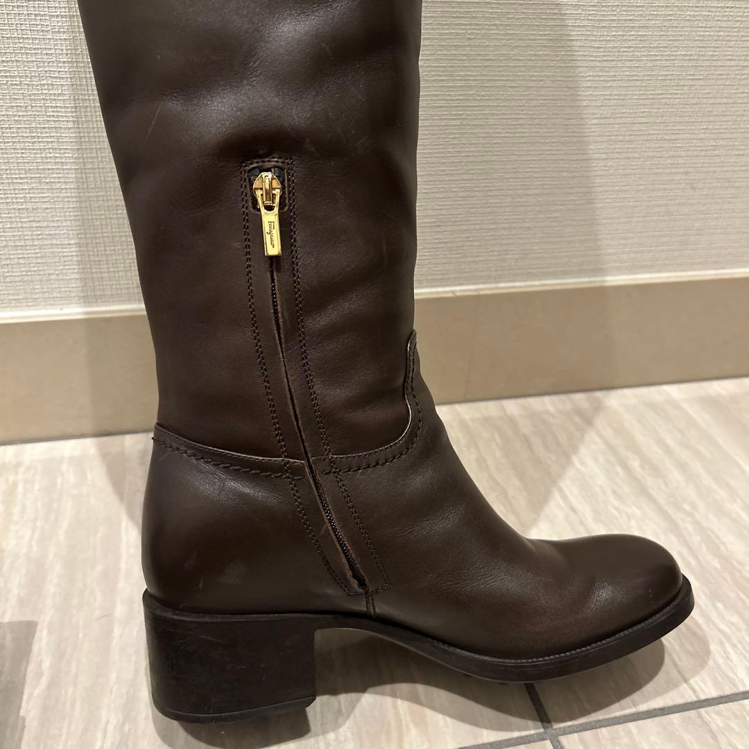 『フェラガモ」　ダークブラウンロングブーツ 購入時の箱、靴収納袋付き