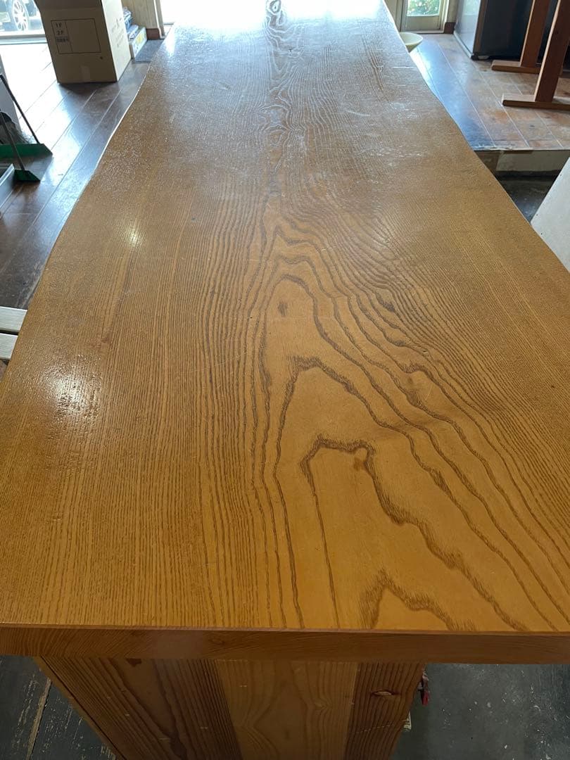 一枚板、木の種類はシオジです。