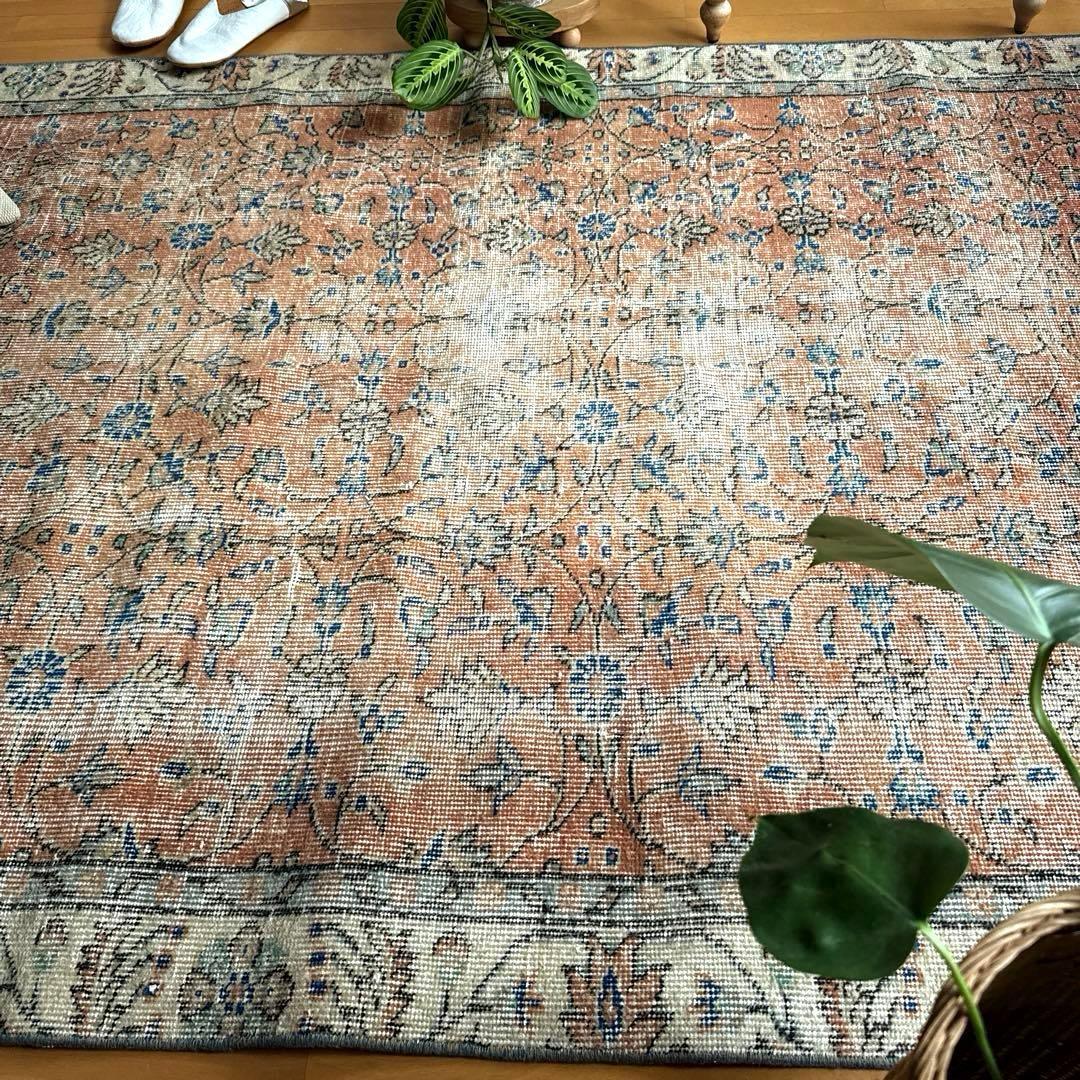 大判133×241ピンクベージュ　青い花　ボタニカル　トルコヴィンテージラグ