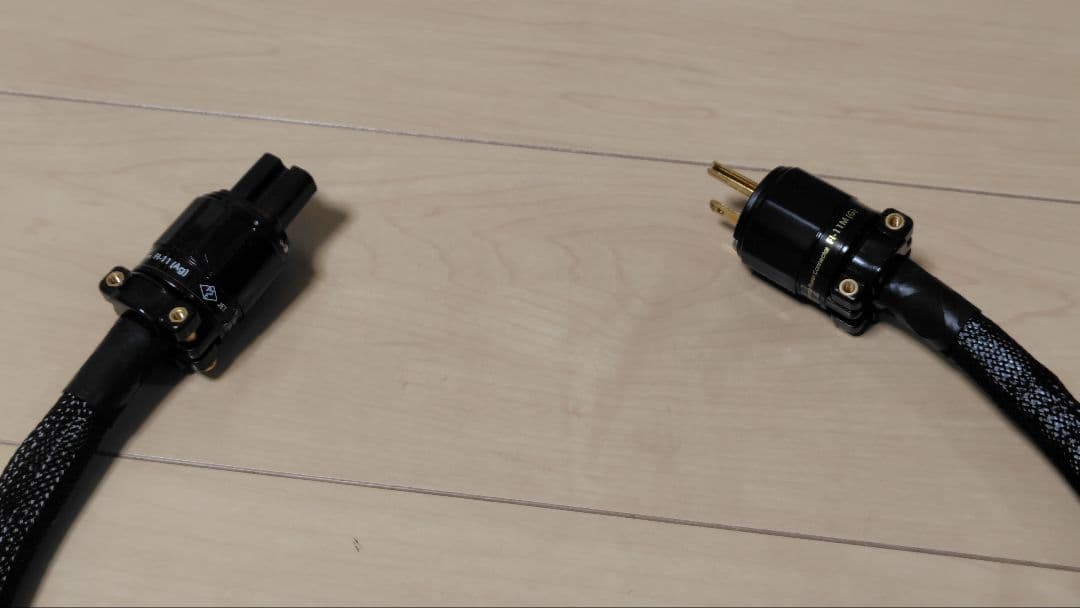 OYAIDE ケーブル FURUTECHプラグ 電源ケーブル約1mです。