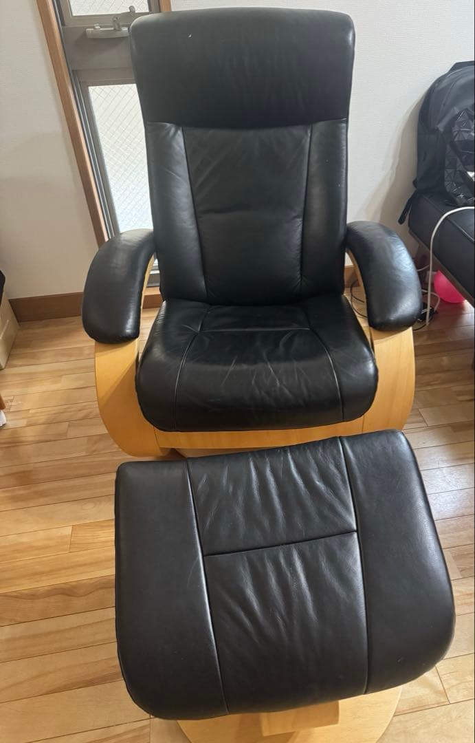 フィヨルドチェア　黒レザーリクライニングアームチェアとオットマン