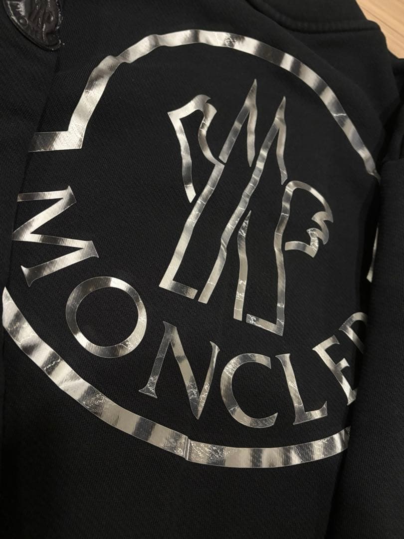 本日中のみMoncler 光るロゴ入りトレーナー