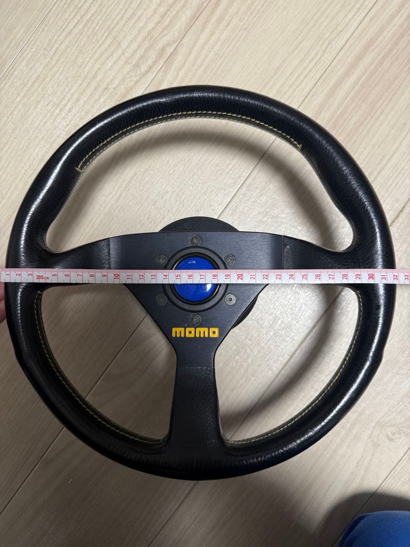 MOMO ステアリング　320mm 32π レザー ヴェローチェ？