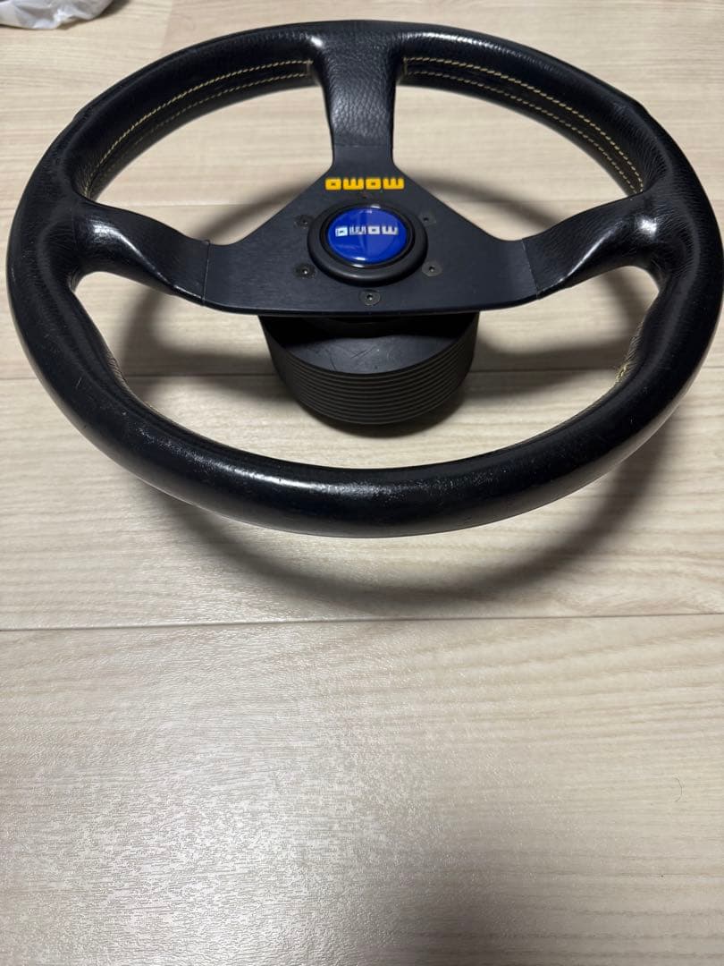 MOMO ステアリング　320mm 32π レザー ヴェローチェ？