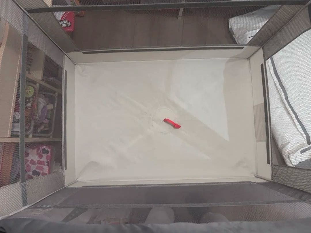 グレーの折りたたみ式ベビーベッド